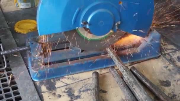 Metallbearbeitung Auf Präzisionsschleifmaschine Der Werkstatt — Stockvideo