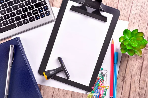 Teclado, Clipboard com papel em branco e papelaria de escritório — Fotografia de Stock