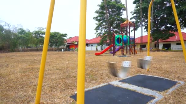 Duas Oscilações Vazias Parque Infantil — Vídeo de Stock