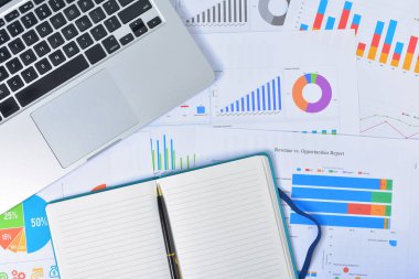 İş ve Mali Konseptler. Grafik ve kalemli dizüstü bilgisayar.