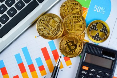 Finansal büyüme kavramı. Bitcoin 'li Histogram, klavye ve basılı grafik. Fotoğraf yeni sanal para