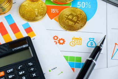 Finansal büyüme kavramı. Bitcoin 'li Histogram, klavye ve basılı grafik. Fotoğraf yeni sanal para