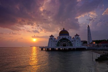 Malacca Boğazı Camii (Mescid Selat Melaka), Malezya 'nın Malezya kenti yakınlarındaki insan yapımı Malacca Adası' nda bulunan bir camidir.