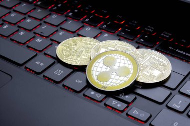 Dizüstü bilgisayarda altın sikkeler. Kripto para birimi