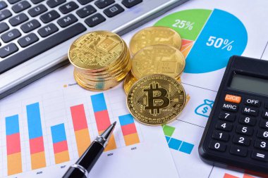 Finansal büyüme kavramı. Bitcoin 'li Histogram, klavye ve basılı grafik. Fotoğraf yeni sanal para