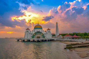 Malacca Boğazı Camii (Mescid Selat Melaka), Malezya 'nın Malezya kenti yakınlarındaki insan yapımı Malacca Adası' nda bulunan bir camidir.