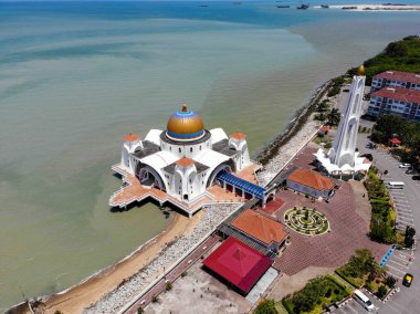 Malacca Boğazı Camii veya Mescid Selat Melaka 'nın havadan görünüşü