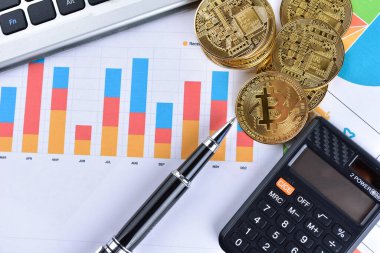 Finansal büyüme kavramı. Bitcoin 'li Histogram, klavye ve basılı grafik. Fotoğraf yeni sanal para
