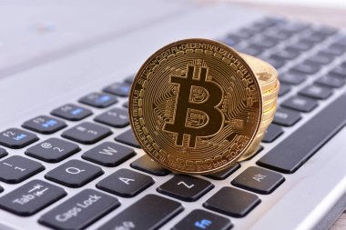 Dizüstü bilgisayarda altın sikkeler. Kripto para birimi