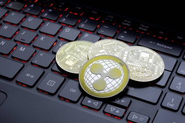 Dizüstü bilgisayarda altın sikkeler. Kripto para birimi