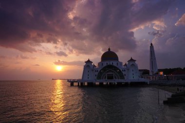 Malacca Boğazı Camii (Mescid Selat Melaka), Malezya 'nın Malezya kenti yakınlarındaki insan yapımı Malacca Adası' nda bulunan bir camidir.