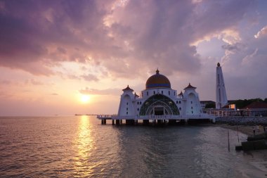 Malacca Boğazı Camii (Mescid Selat Melaka), Malezya 'nın Malezya kenti yakınlarındaki insan yapımı Malacca Adası' nda bulunan bir camidir.