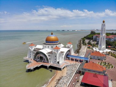 Malacca Boğazı Camii veya Mescid Selat Melaka 'nın havadan görünüşü