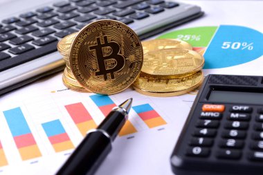 Finansal büyüme kavramı. Bitcoin 'li Histogram, klavye ve basılı grafik. Fotoğraf yeni sanal para