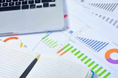 İş ve Mali Konseptler. Grafik ve kalemli dizüstü bilgisayar.