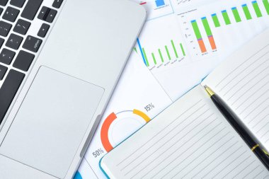 İş ve Mali Konseptler. Grafik ve kalemli dizüstü bilgisayar.