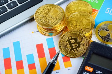 Finansal büyüme kavramı. Bitcoin 'li Histogram, klavye ve basılı grafik. Fotoğraf yeni sanal para