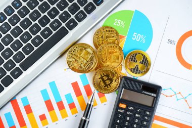Finansal büyüme kavramı. Bitcoin 'li Histogram, klavye ve basılı grafik. Fotoğraf yeni sanal para