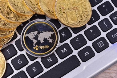 Dizüstü bilgisayarda altın sikkeler. Kripto para birimi