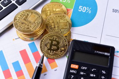 Finansal büyüme kavramı. Bitcoin 'li Histogram, klavye ve basılı grafik. Fotoğraf yeni sanal para