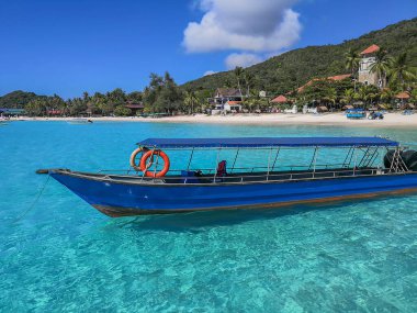Redang Adası, Terengganu, Malezya yakınlarındaki açık denizde bir tekne.