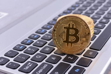 Dizüstü bilgisayarda altın sikkeler. Kripto para birimi