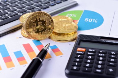 Finansal büyüme kavramı. Bitcoin 'li Histogram, klavye ve basılı grafik. Fotoğraf yeni sanal para