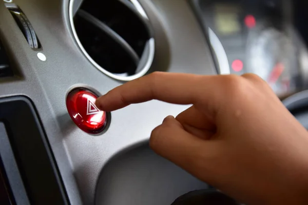 Dedo Batendo Carro Emergência Botão Luz Vermelha Carro — Fotografia de Stock