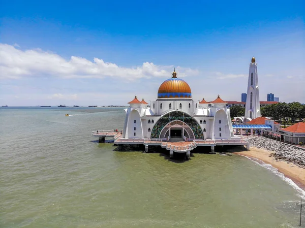 马六甲海峡清真寺或Masjid Selat Melaka的空中景观 — 图库照片