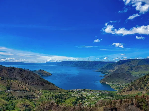 インドネシアのスマトラウタラにあるダナウ トバ湖や鳥羽湖の美しい景色 — ストック写真