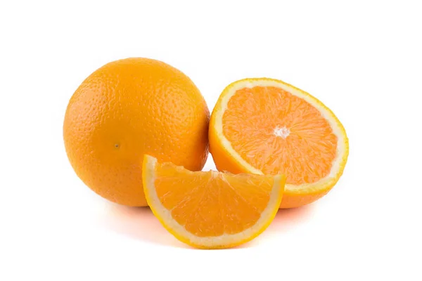 Beyaz üzerine ayrılmış portakalları kes