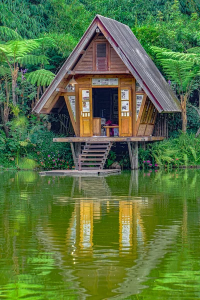 印度尼西亚伦邦湖边有梯田的小房子 — 图库照片