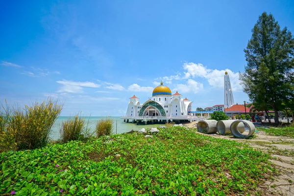 マラッカ海峡モスク Masjid Selat Melaka マラッカ マレーシア — ストック写真