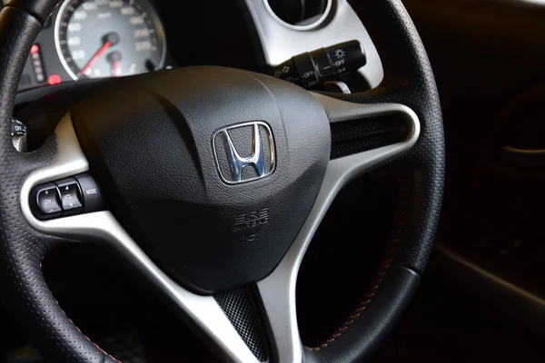 MELAKA, 6 Ocak 2018: HONDA direksiyon ve sayaç görüntüsü. HONDA logosuna odaklan. Bir mahsul yakın direksiyon tekerlekleri