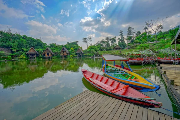 インドネシアのレンバンにある湖のそばにテラス付きの小さな家 — ストック写真