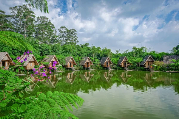 印度尼西亚伦邦湖边有梯田的小房子 — 图库照片
