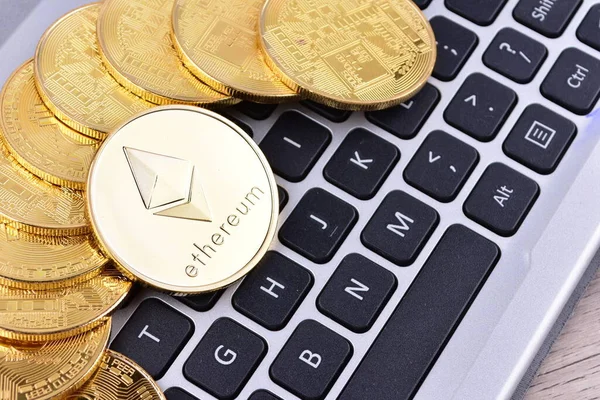 Golden Coins Een Laptop Toetsenbord Cryptogeld — Stockfoto
