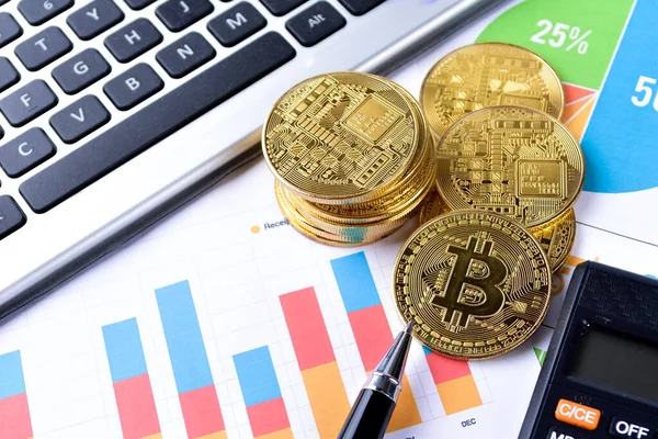 Finansal büyüme kavramı. Bitcoin 'li Histogram, klavye ve basılı grafik. Fotoğraf yeni sanal para