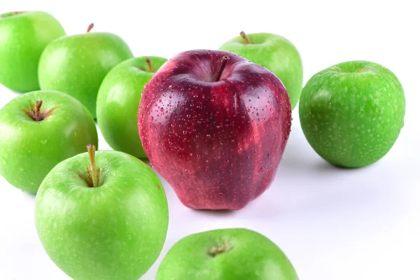 Una Manzana Roja Destaca Como Única Entre Montón Manzanas Verdes Fotos De Stock Sin Royalties Gratis