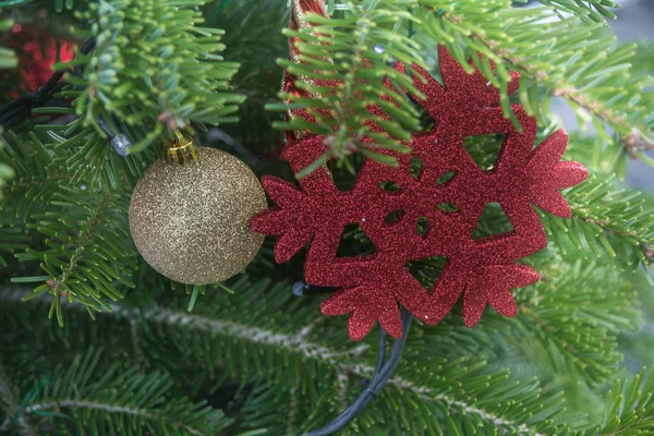 Şehrin sokaklarında Noel süsü