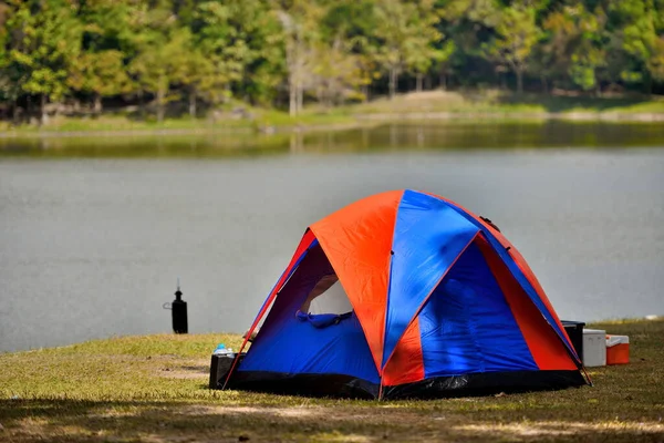 森林池塘边的帐篷 — 图库照片