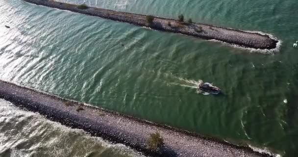 Πετάξτε Πάνω Από Τείχος Της Θάλασσας — Αρχείο Βίντεο