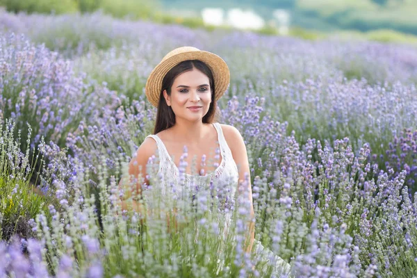 Mulher Bonita Chapéu Palha Sentado Campo Lavanda Violeta — Fotografia de Stock