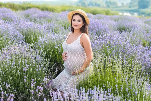 Femeie Gravidă Frumoasă Rochie Albă Stând Câmp Lavandă Violet Uitându — Fotografie, imagine de stoc