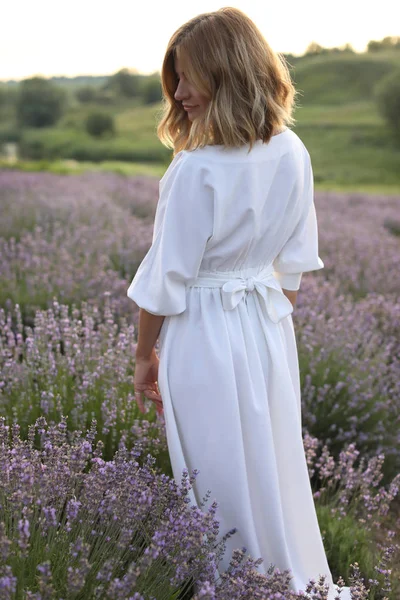 Visão Traseira Mulher Atraente Vestido Branco Campo Lavanda Violeta — Fotografia de Stock