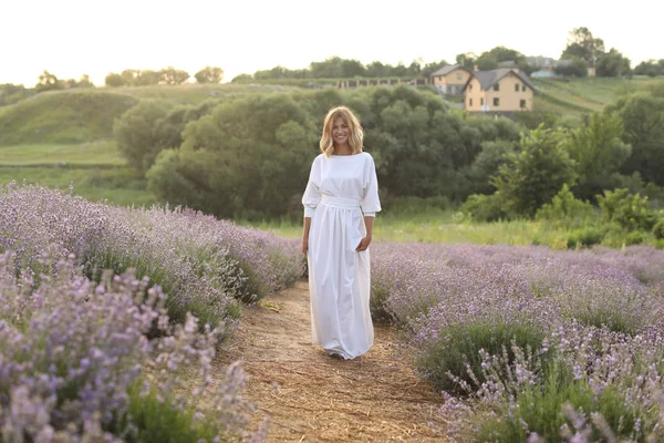 Atractiva Mujer Vestido Blanco Pie Camino Campo Lavanda Violeta — Foto de Stock