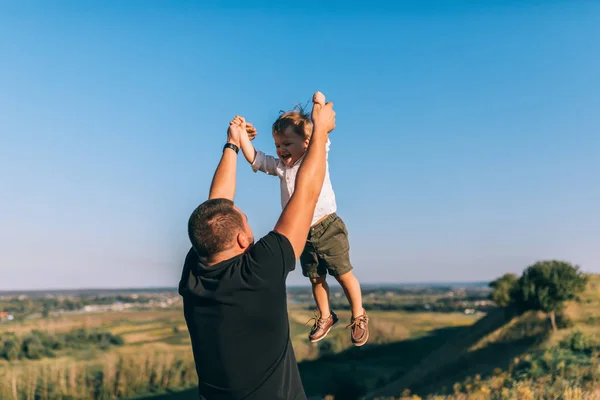 Jovem Pai Brincando Divertindo Com Pequeno Filho Feliz Livre — Fotografia de Stock