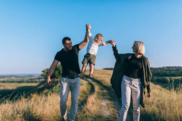 Pais Felizes Com Pequeno Filho Adorável Mãos Dadas Divertindo Trilha — Fotografia de Stock