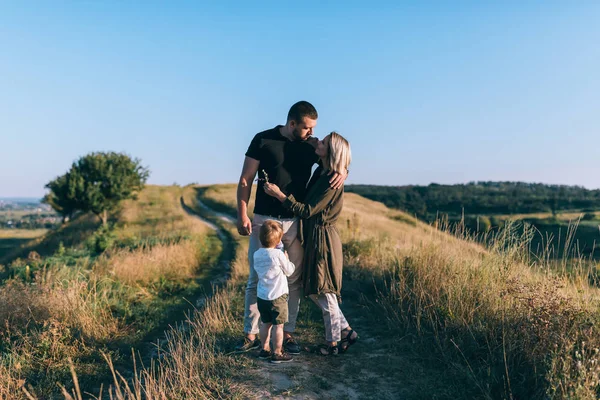 Pais Felizes Com Filhinho Bonito Juntos Trilha Rural — Fotografia de Stock