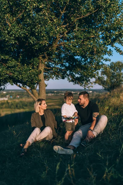 Família Feliz Com Uma Criança Descansando Juntos Grama Verde — Fotografia de Stock